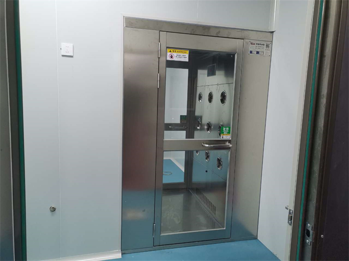 欠小練食品(山東)有限公司風(fēng)淋室安裝現(xiàn)場(chǎng)